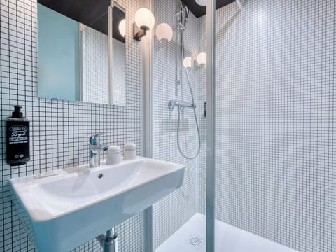 Shower, eco-friendly toiletries, towels