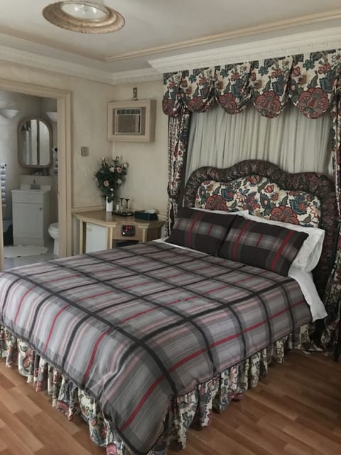 Honeymoon Cottage, 1 Queen Bed, Accessible, Jetted Tub | Desk, iron/ironing board