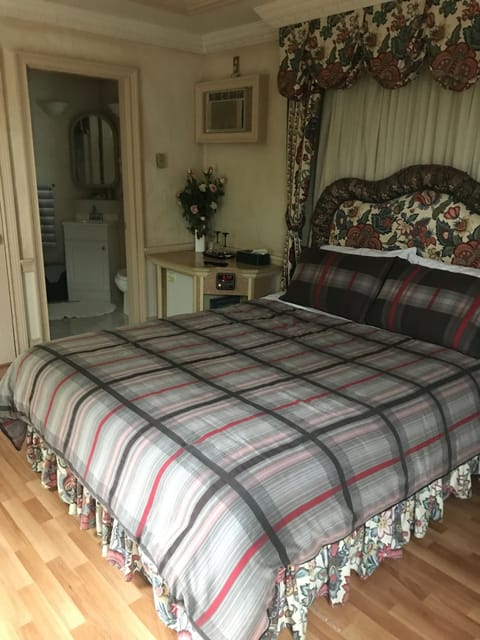 Honeymoon Cottage, 1 Queen Bed, Accessible, Jetted Tub | Desk, iron/ironing board