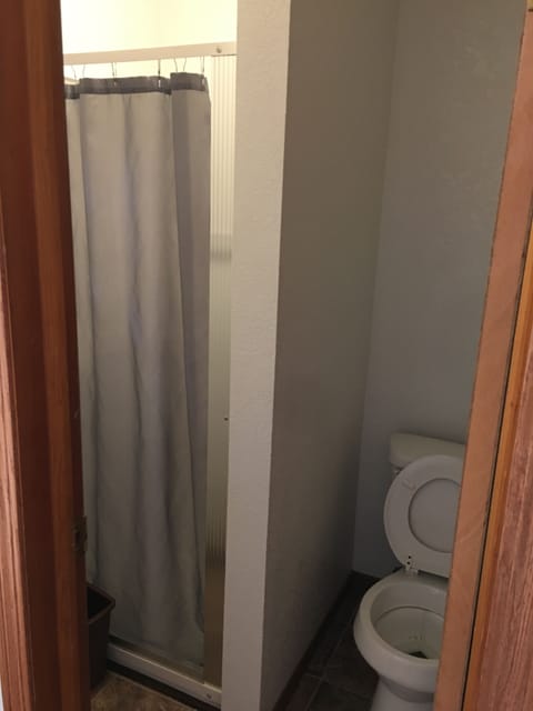 Single Room, 1 Bedroom | Bathroom | Shower, free toiletries, towels