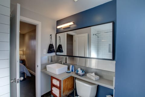 One Bedroom Queen Suite | Bathroom | Free toiletries, towels