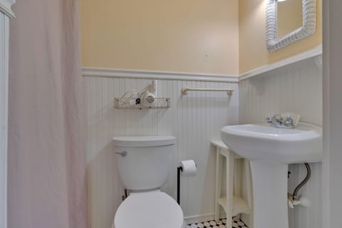 Yellow Room | Bathroom | Shower, free toiletries, hair dryer, towels