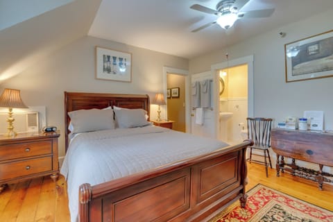 Standard Room, 1 Queen Bed, Refrigerator & Microwave | Premium bedding, individually decorated, individually furnished