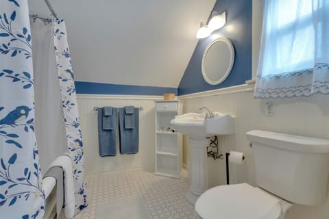 Traditional Room, 1 Bedroom, Bathtub | Bathroom | Shower, free toiletries, hair dryer, towels