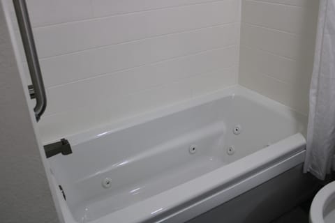 Combined shower/tub, deep soaking tub, hydromassage showerhead