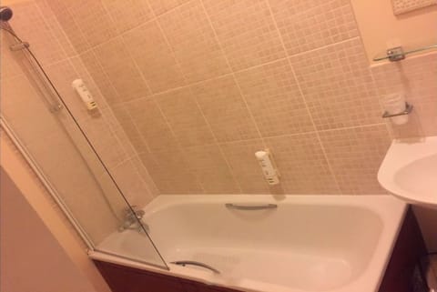 Classic Double Room, 1 Double Bed | Bathroom | Shower, free toiletries, hair dryer, bathrobes