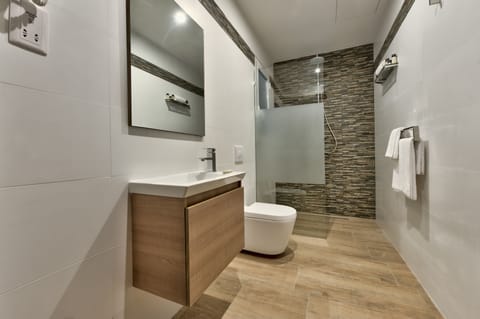 Suite, 2 Bedrooms, Garden View | Bathroom | Free toiletries, hair dryer, towels
