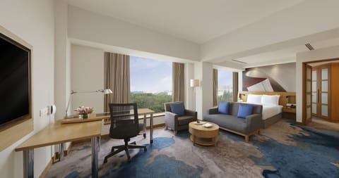 Junior Suite, 1 Queen Bed | Premium bedding, pillowtop beds, minibar, in-room safe