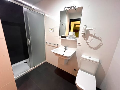 Double Room | Bathroom | Free toiletries, hair dryer, towels