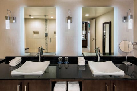 Presidential Suite, 1 King Bed with Sofa bed | Bathroom | Combined shower/tub, free toiletries, hair dryer, bathrobes