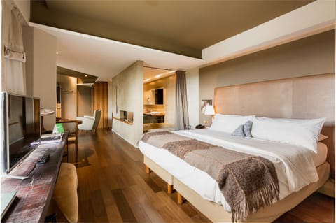 Suite, 1 Queen Bed | Minibar, in-room safe, desk, blackout drapes