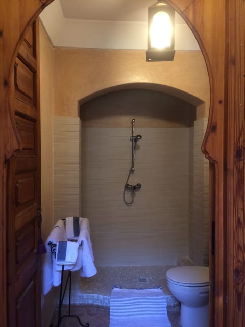 Romantic Suite (Essaouira) | Bathroom | Shower, designer toiletries, hair dryer, towels