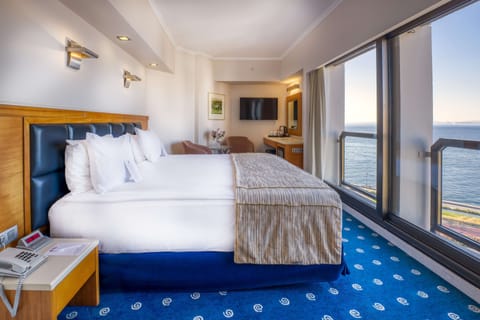 Standard Room, 1 King Bed, Jetted Tub, Sea View | Minibar, in-room safe, desk, laptop workspace