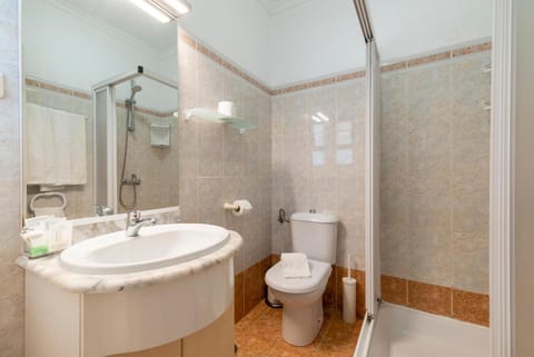 Deep soaking tub, free toiletries, hair dryer, bidet