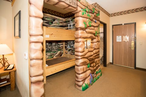 Wolf Den - Water Park Included | In-room safe, desk, iron/ironing board, free cribs/infant beds