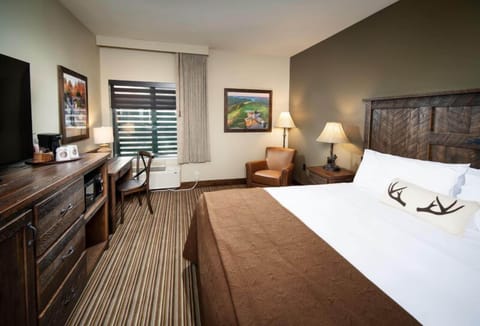 Standard Room, 1 King Bed | Premium bedding, desk, laptop workspace, iron/ironing board