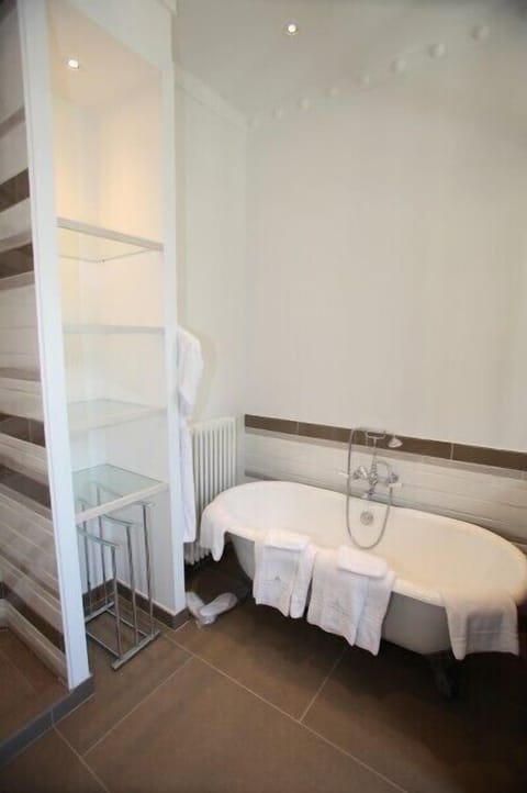 Family Suite | Deep soaking bathtub