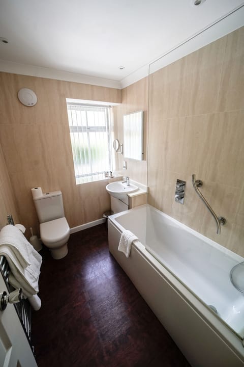 Combined shower/tub, free toiletries, hair dryer, towels