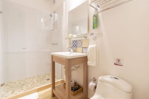 Standard Twin Room | Bathroom | Shower, free toiletries, hair dryer, towels