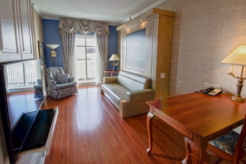 Exterior View Suite, 1 Queen bed and 1 Queen Murphy bed | Living room | Flat-screen TV