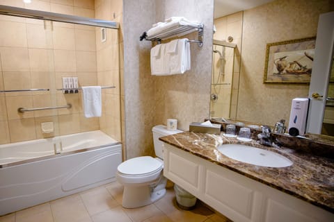 Classic Room, 1 Queen Bed, Interior | Bathroom | Combined shower/tub, free toiletries, hair dryer, towels