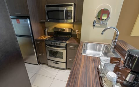 3 Rooms Suite, 2 Queen Beds, 1 Queen Murphy Bed and Kitchenette | Private kitchenette | Microwave, coffee/tea maker