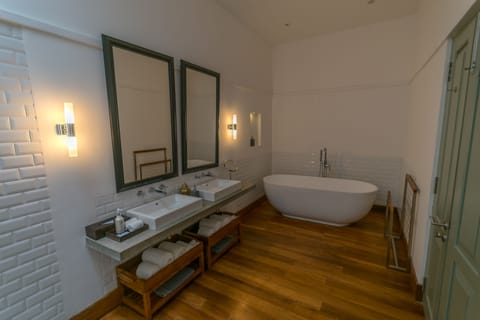 Suite, Bathtub | Bathroom | Shower, rainfall showerhead, free toiletries, hair dryer