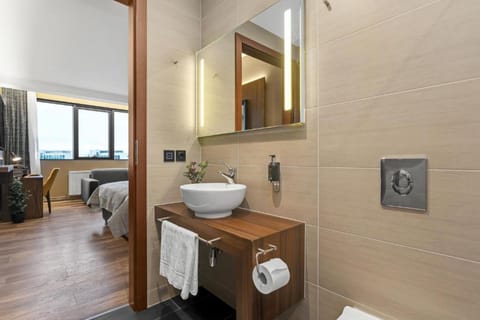 Standard Quadruple Room | Bathroom | Free toiletries, hair dryer, towels, soap