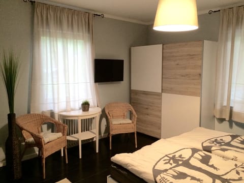 Family Triple Room, Mountain View | Free cribs/infant beds, free WiFi, bed sheets