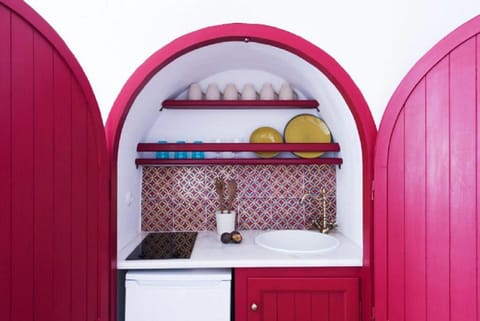 Junior Studio Suite, Hot Tub, Sea View | Private kitchen | Fridge, stovetop, coffee/tea maker, electric kettle