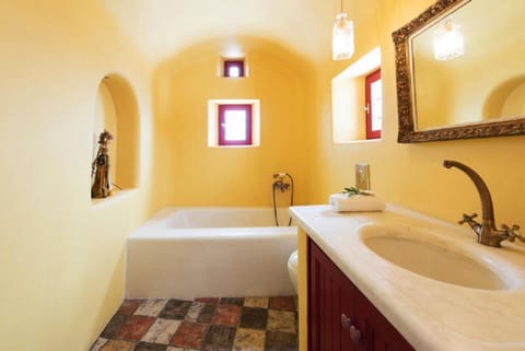 Senior Suite, Hot Tub, Sea View | Bathroom | Bathtub, free toiletries, hair dryer, bathrobes