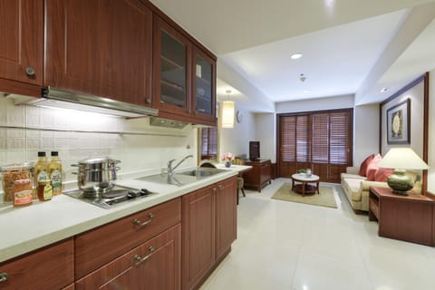 1 Bedroom Suite | Private kitchenette | Electric kettle