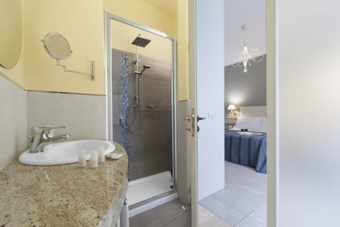 Superior Triple Room | Bathroom | Shower, free toiletries, hair dryer, bathrobes