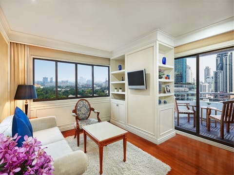 One Bedroom Balcony Suite - Lakeview | Living area