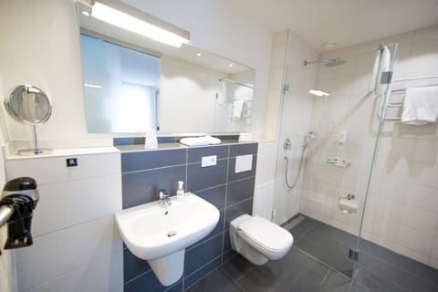 Comfort Double Room | Bathroom | Shower, free toiletries, hair dryer, slippers