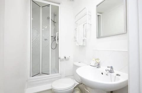 Classic Single Room | Bathroom | Free toiletries, towels