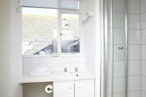 Classic Single Room | Bathroom | Free toiletries, towels