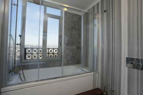 Deluxe Suite, Jetted Tub, Sea View | Bathroom | Shower, free toiletries, hair dryer, bathrobes