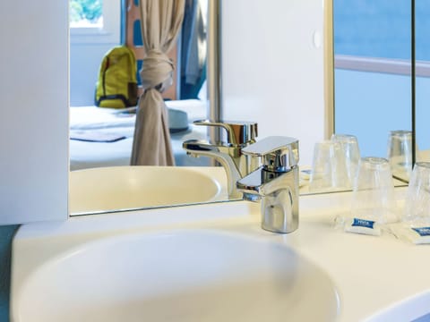 Triple Room, Multiple Beds | Bathroom sink