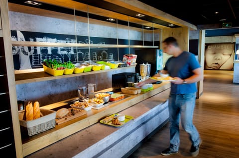 Daily continental breakfast (EUR 6.60 per person)