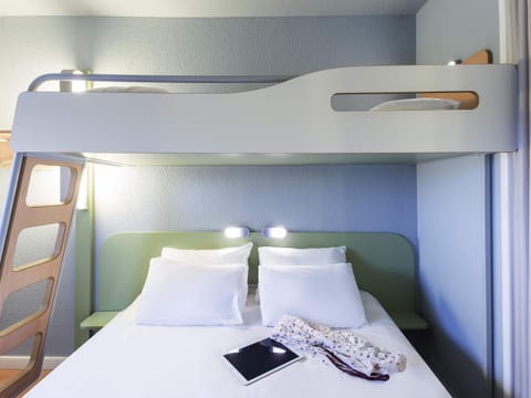 Desk, soundproofing, free WiFi