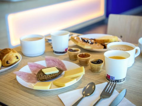 Daily buffet breakfast (EUR 8.50 per person)