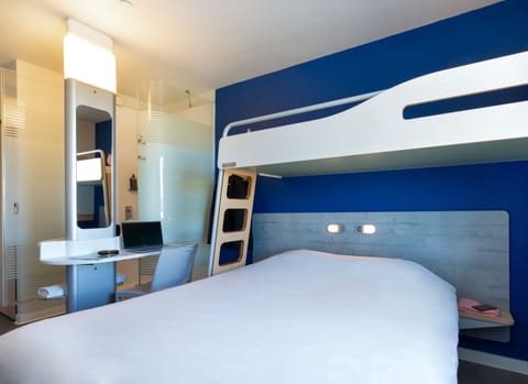 Triple Room, Multiple Beds | Desk, soundproofing, free WiFi, bed sheets