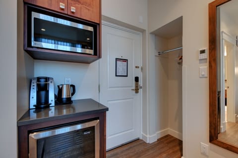 Premium Room, 1 Queen Bed, City View | Minibar, in-room safe, blackout drapes, iron/ironing board