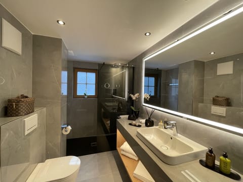 Comfort Double Room, 1 Queen Bed, Mountain View | Premium bedding, in-room safe, desk