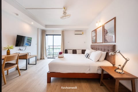 Superior Room, 1 King Bed, Refrigerator & Microwave, City View | In-room safe, desk, free WiFi, bed sheets