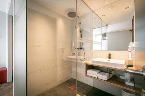 Superior Double Room, Balcony | Bathroom | Shower, free toiletries, hair dryer, towels