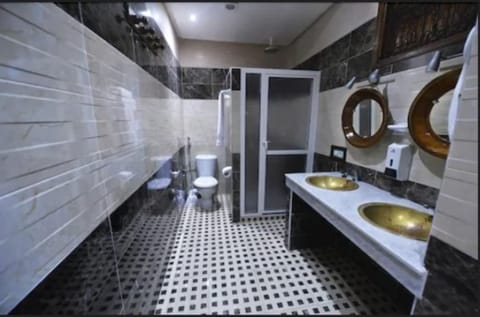 Deluxe Double Room, 1 Bedroom | Bathroom | Deep soaking tub, free toiletries, hair dryer, towels