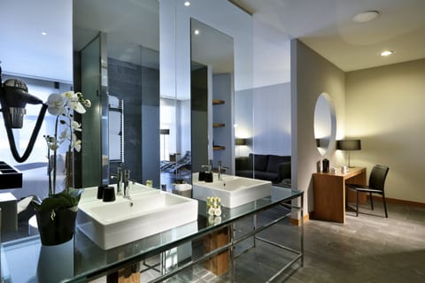 Suite | Bathroom | Separate tub and shower, eco-friendly toiletries, hair dryer, towels