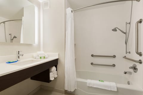 Standard Room, 1 King Bed, Accessible (Mobility, Accessible Tub) | Bathroom | Free toiletries, hair dryer, towels